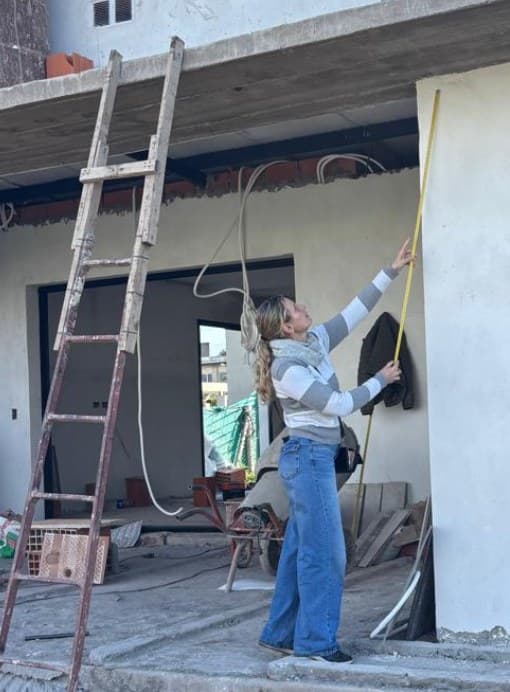 Fernanda Comotti trabajando en obra